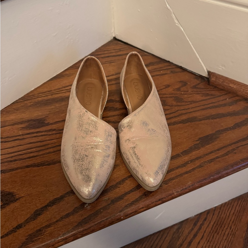 Bueno Women's Light Pink Shimmering Flats - Picture 5 of 9